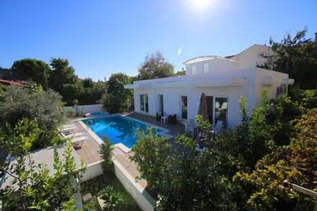 Villa Anteros resmi