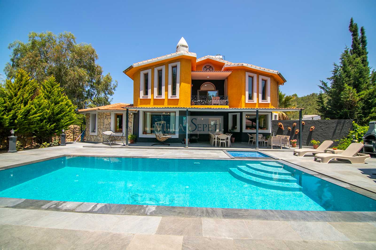 İyi bir ruh halinde bir tatil evinin içi İyi bir ruh halinde bir tatil evinin içi