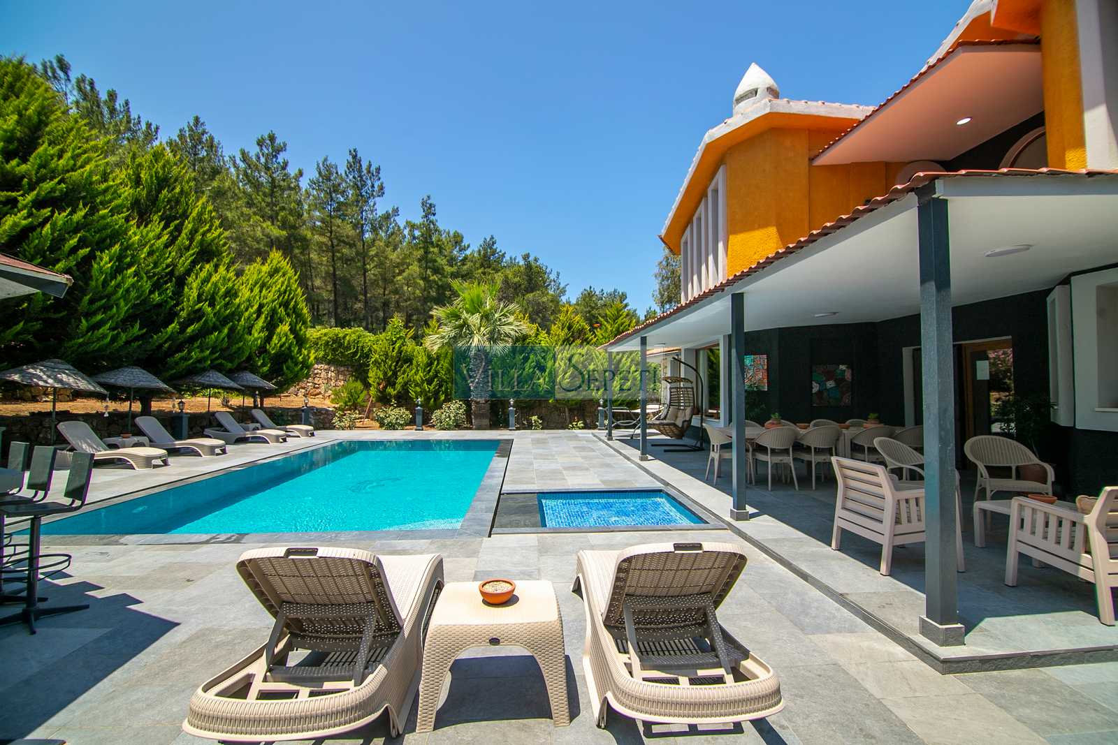 İyi bir ruh halinde bir tatil evinin içi İyi bir ruh halinde bir tatil evinin içi