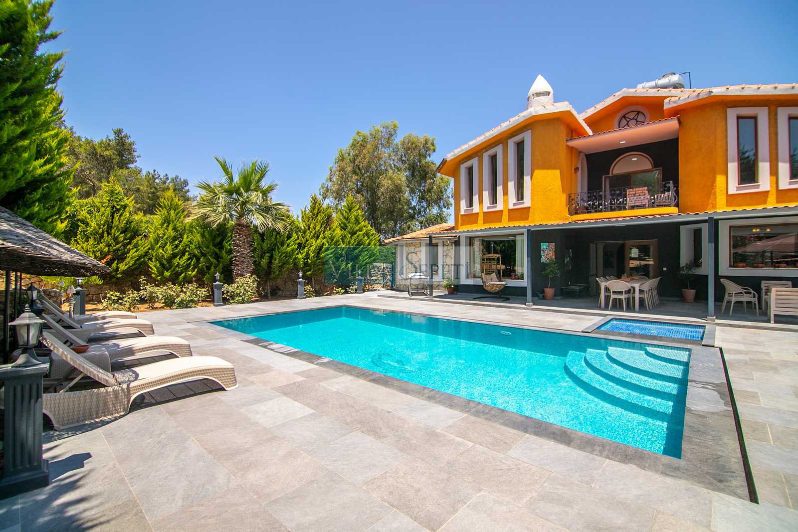 İyi bir ruh halinde bir tatil evinin içi İyi bir ruh halinde bir tatil evinin içi