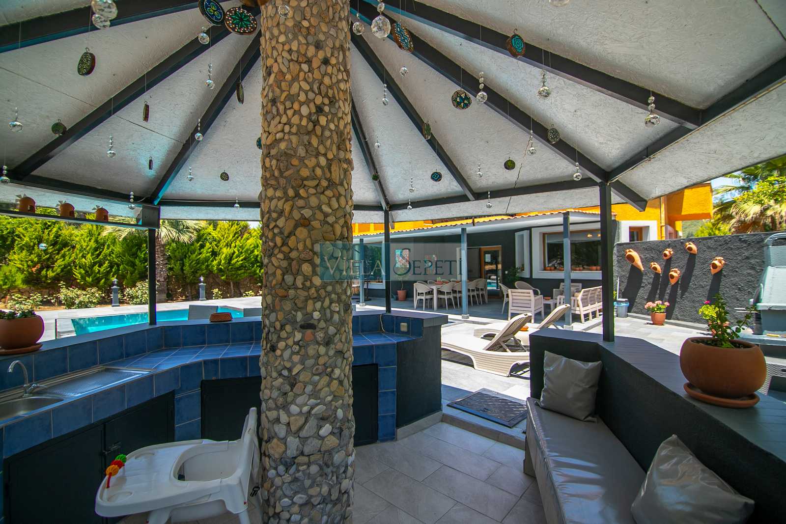 İyi bir ruh halinde bir tatil evinin içi İyi bir ruh halinde bir tatil evinin içi